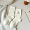 Meias Femininas de Cano Médio, Estilo Outono e Inverno, Design Bordado Espessado, Meias Fofas Brancas Puras para Dormir, Meias de Chão Pós-Parto, Meias Quentes e Fofas com Forro de Lã