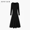En otoño e invierno, usa un vestido suéter debajo de un abrigo para un look femenino y estilizado.. Este vestido de punto negro, de manga larga y corte ajustado es una excelente opción