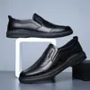 Outono 2021 Novos Sapatos de Couro Masculinos Preto Puro Sapatos Casuais Slip-on Sapatos Preguiçosos Sola Macia Antiderrapante Sapatos de Dirigir para Pai