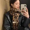 Bufanda con borlas de leopardo retro, estilo Spice Girl, estilo dulce y fresco de Niche Design para mujer, chal grueso de otoño e invierno de 2024.