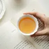 Estilo Dinastía Tang y Song Arcilla de Jade Pintada a Mano Azul y Blanco Mariposa Pequeña Floral Cerámica Doméstica Boca de Flor Taza Maestra Juego de Té Kung Fu Taza de Té