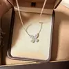 Colar Borboleta com Diamantes Cintilantes na Cor Paraíba, Moderno e Exquisito, Corrente Versátil para Clavícula, Presente de Formatura de Verão