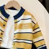 Ropa Infantil Coreana Niños Cárdigan a Rayas Otoño Invierno Ropa Niños Niñas Bebé Bloque de Color Tejido Chaqueta Bordada con Letra