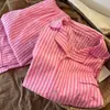 Nova coleção Primavera/Outono 2026: conjunto de pijama rosa listrado de manga longa com calça comprida, uma opção de roupa de casa estilosa e confortável