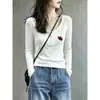 Outono de 2026 Novidades Camiseta Manga Longa Botões Gola Redonda Grande Feminina Estilo Casual Versátil Emagrecedora Camada Base Branca