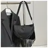 Bolsa de Franjas para Mulheres 2025 Nova Moda Coreana Bolsa de Ombro com Rebites Popular na Ins Tendência Versátil Bolsa Transversal de Braço