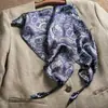 Lenço de Seda Falsa Listrado Preto e Branco Elegante para Primavera e Verão Estilo Coreano Retrô Lenço Triângulo Fino para Mulheres