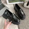 Mocassins Pretos para Mulheres, Novos Sapatos Slip-On de Outono para Mulheres, Sapatos de Salto Único com Solado Grosso para Pessoas Baixas, Sapatos Pequenos de Couro Estilo Britânico