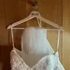 Artículo de alta venta en Amazon Temu: Percha de Madera para Boda Estilo Gótico, Percha Impresa de Novia y Novio para Halloween
