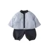 Traje acolchado acolchado para niños, nuevo estilo engrosado de otoño e invierno, cálido para finales de otoño, moderno conjunto de tres piezas para bebés y niños pequeños