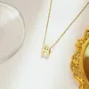 Diseño francés de lujo ligero collar con gota de aceite letra pendientes de botón para mujer nicho minimalista celebridad de internet cadena de clavícula joyería de venta caliente transfronteriza