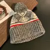 Touca Plaid Vermelha Doce Coreana e Japonesa com Abas para Orelhas para Mulheres, Touca com Pompom Estilo Retro Fair Isle, Versátil e Afina o Rosto