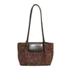 Bolsa de ombro estilosa e única com um toque vintage, bolsa de ante versátil para usar sob o braço, grande capacidade, bolsa tote da moda