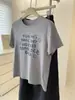 ¡Camiseta de Manga Corta con Estampado de Letras Graffiti para Mujer que Ilumina la Piel! Camiseta Casual de Verano Versátil de Corte Ajustado con Cuello Redondo para Figuras Menudas