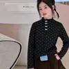 Camiseta básica de niña estilo coreano con estampado floral pequeño, nueva colección otoño/invierno 2026, para niños de talla mediana y grande, con cuello semi-alto y detalle de lazo, hecha de tela polar suave, capa interior de moda