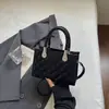 Bolso de mujer con patrón de rombos único, nuevo modelo de verano 2026, súper popular para el trabajo y el uso diario, bolso de mano pequeño con un toque de alta gama, bolso de hombro y bandolera