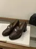 Mocassins de Solado Macio Camélia para Mulheres 2026 Outono e Inverno Novo Estilo Sapatos Pequenos de Couro com Forro de Lã e Salto Alto Grosso