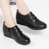 Zapatos de piel para mujer para madres, otoño 2026, zapatos slip-on estilosos con plataforma y tacón de cuña para mujeres de mediana edad y mayores