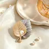Broche de hebilla antideslumbrante para mujer, sentido de alta gama, nicho de alta gama, pin de ramillete de alta gama, pequeños accesorios de incienso, lindo dibujo animado al por mayor