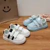 Elegantes tenis blancos para niñas, nueva colección otoño/invierno 2026, con cierre de velcro, suelas suaves y diseño de rayas versátil para uso casual