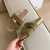 Pantuflas peludas de moda con suela gruesa para mujer, perfectas para usar en exteriores en la temporada de otoño de 2026. Son increíblemente elegantes, cómodos y cuentan con un forro afelpado.