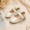 Sapatos baixos duráveis para meninas para desfiles e apresentações de palco, sapatos de princesa com laço de pérolas feito à mão em cetim, delicados e requintados
