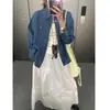 Além disso, o novo modelo de outono é uma jaqueta camisa jeans simples e casual de corte solto na cor azul lavado com gola de lapela para o trajeto MQ1641