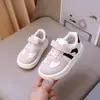 Zapatillas para niños y niñas, nuevas de moda primavera y otoño 2026, estilo coreano, zapatos blancos, zapatos casuales ligeros y versátiles