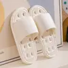 Novas Chinelos de Banheiro Leves Drenantes Qidashun para Mulheres, Chinelos de Interior de Verão para Homens, Chinelos de Casal Atacado