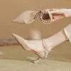 Novos Saltos Altos Pérola Estilo Francês Primavera/Verão 2026 para Mulheres, Bico Fino, Salto Fino, Versátil com Vestidos, Sandálias Fechadas Vazadas para Mulheres