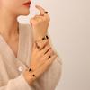 Pulsera de concha negra cuadrada triangular versátil de alta elasticidad con cordón abierto estilo europeo y americano, joyería de acero de titanio chapado en oro de 18 quilates