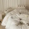 Juego de ropa de cama de cuatro piezas de algodón 100% de alto recuento con bordado floral color crema, sábana de algodón puro engrosada, funda de edredón, ropa de cama
