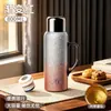Nova caneca térmica de grande capacidade com revestimento de titânio para mulheres, copo de água de alta estética com alça em cor degradê, chaleira térmica portátil para atividades ao ar livre