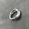 Anel de corda de torção feminino 2024 Novo design de nicho Moda elegante anel sem cair à prova d'água para o aniversário da namorada