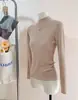 Camiseta Base de Punto con Cuello Alto y Hilo de Mecha para Mujer Otoño e Invierno 2026 Suéter con Cuello Alto y Hombro Normal