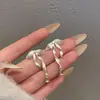 Brincos Longos com Pingente de Borla e Laço de Fita Branca Estilo Francês para Mulheres, Brincos Elegantes e de Alta Qualidade, Brincos com Design Exclusivo