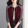 Nueva colección Otoño/Invierno 2026: Abrigo-suéter corto, de bloques de color, de alta gama, corte holgado, adelgazante y rejuvenecedor, con diseño de capucha, para mujer
