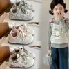 Zapatos para niños pequeños, medianos y grandes, nuevo otoño 2026, zapatos casuales para niñas con adorno de encaje y moño, tenis a cuadros