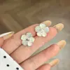 Brincos de Flor de Cinco Pétalas com Zircônia Colorida e Pérola, Brincos de Tarraxa Florais para Mulheres, Brincos Modernos e Elegantes com um Toque de Luxo, Fábrica Atacadista