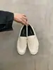 Zapatos planos slip-on de cuero preppy con punta redonda y pliegues para mujer, reducen la edad, nuevos 2026, cuero suave, suela suave, mocasines