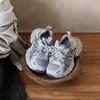 Moda Infantil Outono 2026 Tendência Respirável com Cadarço Duplo Sapatos Pai Leves Casuais Esportivos para Meninos e Meninas
