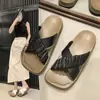 Novedad Verano y Otoño 2025 Estilo Hada Versátiles Sandalias Planas Retro Chic Cruzadas Plisadas Zapatillas sin Cierre para Mujer