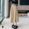 Foto real de falda midi de algodón lavado estilo europeo para mujer de otoño, de cintura alta, con bajo amplio, adecuada para tipo de cuerpo pera, con un efecto de caída que disimula las caderas