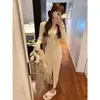 Vestido de punto de manga larga para otoño con cuello retorcido para mujer, estilo suave y elegante, entallado a la cintura, vestido largo con abertura