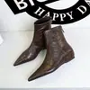 Botas Chelsea de Cano Curto Apontadas Estilo Hepburn Francês Moda Outono e Inverno 2025 Salto Bloco Botas da Moda Aumentadoras de Altura Emagrecedoras Botas Nude