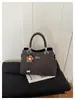 Bolsa de mão ins elegante de alta qualidade, bolsa de ombro e crossbody, novo estilo vintage 2026, bolsa tipo saco popular para o dia a dia para mulheres