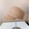 Gorra de pico de lana nueva para otoño e invierno, moda para mujer, letra con diamantes de imitación, sombrero ecuestre, estilo Chanel, sombrero de fieltro cálido con temperamento, venta al por mayor