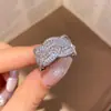 Anel Redondo de Zircônia Super Brilhante Moda Simples Luxo Leve Alto Padrão Exquisito Anel de Dedo Uso Diário Versátil Joia de Mão Feminina