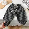 Calças casuais de primavera e outono para meninos e meninas, calças esportivas da moda para crianças, calças de moletom listradas estilo coreano com desenhos