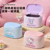 Papelera de escritorio Sanrio con tapa abatible, estilo de lujo ligero para sala de estar, coche, hogar, escritorio de oficina, comedor, cubo de basura de plástico